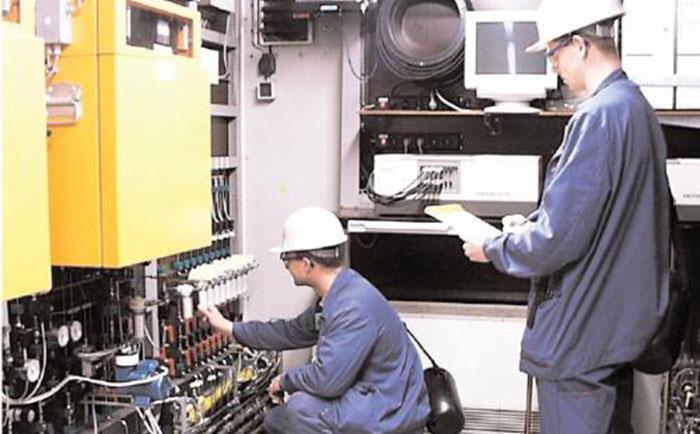 儀表工在現場進行儀表維修-http://www.yigongchang99.com/tech/1194.html