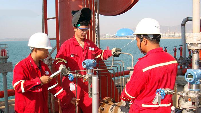 工程師在現場維修自動化儀表 工程師在現場維修自動化儀表