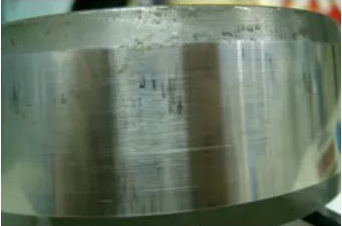 圓柱滾子軸承安裝時對滾道造成的拉傷痕跡 圓柱滾子軸承安裝時對滾道造成的拉傷痕跡